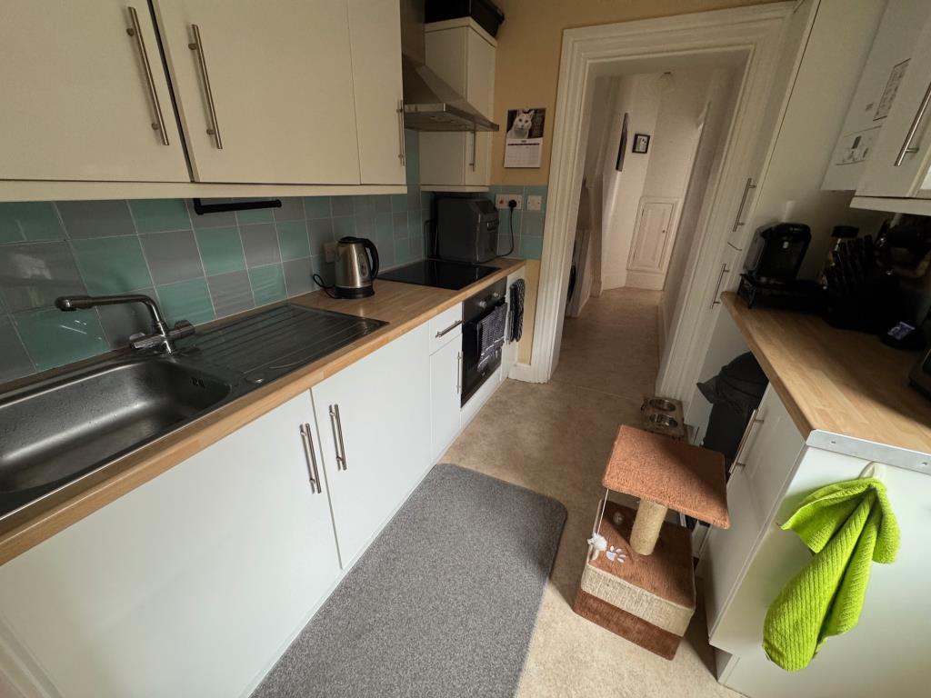 Lot: 161 - FREEHOLD INVESTMENT BLOCK OF FOUR FLATS - Flat 1 - kitchen